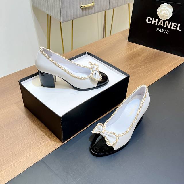 顶级版本 官网同步chanel 24早秋新款 链条蝴蝶结、高跟鞋 玛丽珍鞋 单鞋 香奶奶家一贯的优雅名媛气质 高级感十足 上脚非常nice～ 不管光脚穿或搭配裙