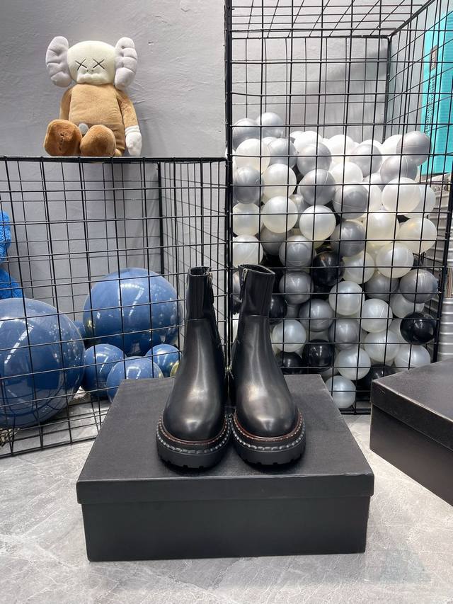 出厂 新品普拉达 秋冬走秀款靴子 太古汇原版购入爆拆复刻 鞋子上脚很轻便，走路舒适度都很赞 运用三角标设计风格值得拥有 鞋型韵味超赞，非常有特色的设计感 辨识度