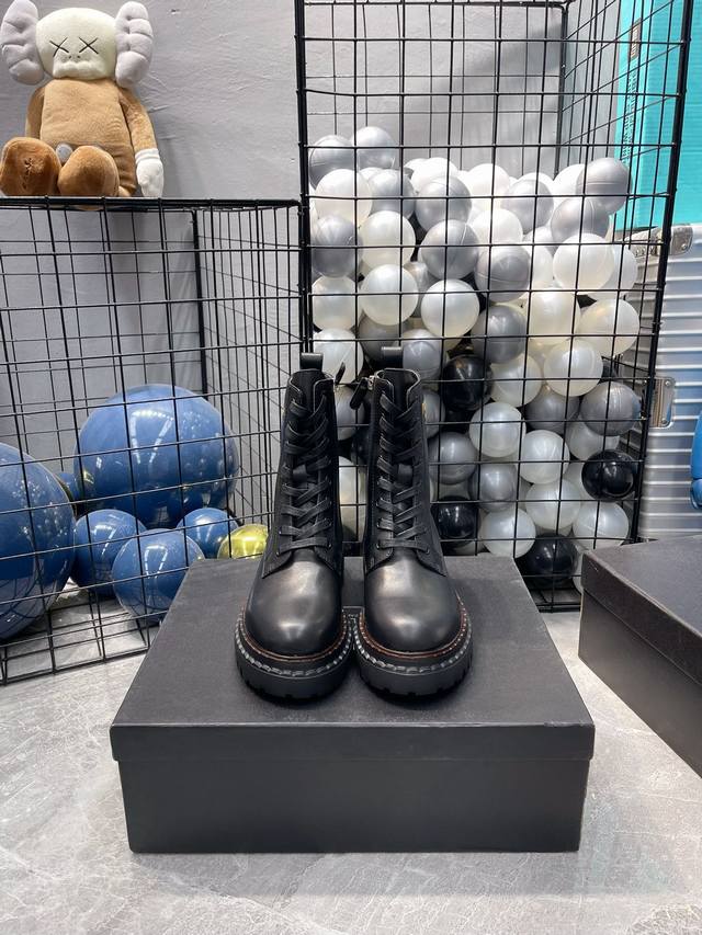出厂 新品普拉达 秋冬走秀款靴子 太古汇原版购入爆拆复刻 鞋子上脚很轻便，走路舒适度都很赞 运用三角标设计风格值得拥有 鞋型韵味超赞，非常有特色的设计感 辨识度