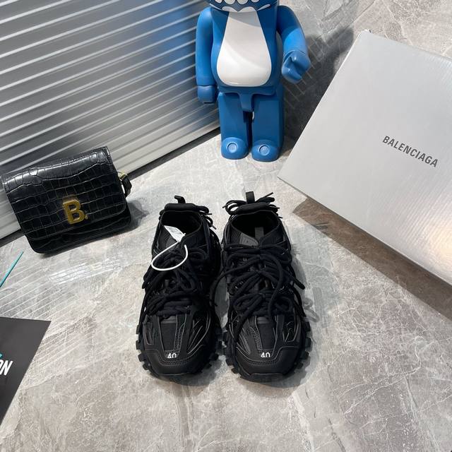 出厂 纯原版本巴黎世家三代 袜套绑带鞋 资讯：新款balenciaga 巴黎世家-Runner、是通过溢胶、做旧、缝线等细节，展示了设计师 Demna 的运动鞋