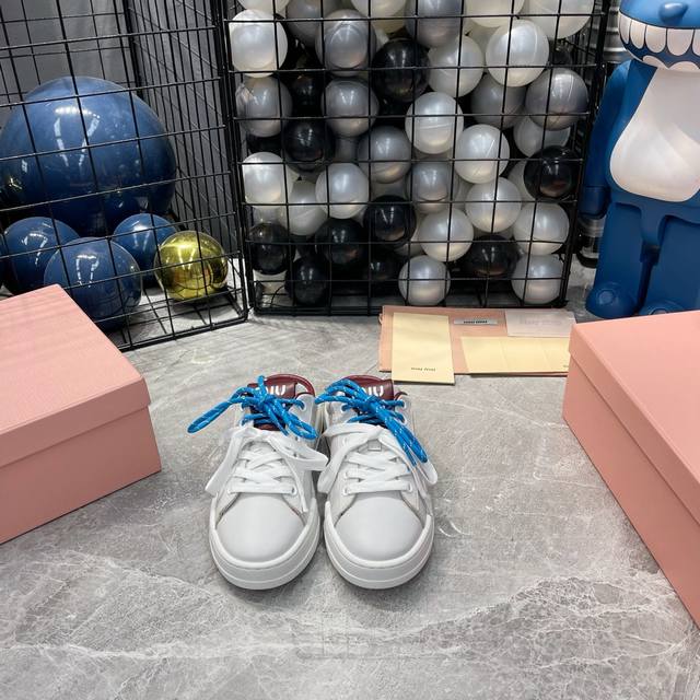 出厂 Miumiu 缪缪 24Ss 新款秋冬季 休闲鞋，美到心坎上啦！ 柔软的真皮材质，触感细腻，亲肤舒适。 独特的设计，时尚又百搭，无论是搭配牛仔裤还是裙子，