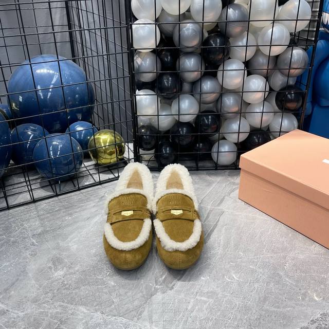 高版出 Miumiu 缪缪 Ss秋冬新款 钱币驾车鞋加毛乐福鞋毛毛鞋 这款永不过时的反绒皮驾车鞋饰有硬币与压花miu徽标，彰显别具一格的经典格调。鞋头盖点缀皮革