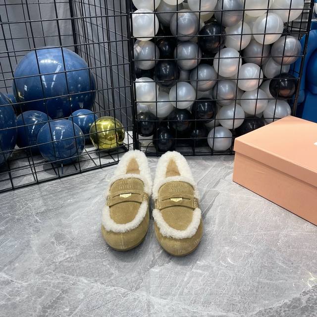 高版出 Miumiu 缪缪 Ss秋冬新款 钱币驾车鞋加毛乐福鞋毛毛鞋 这款永不过时的反绒皮驾车鞋饰有硬币与压花miu徽标，彰显别具一格的经典格调。鞋头盖点缀皮革