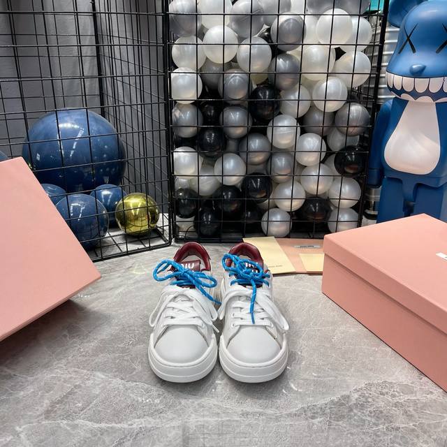 出厂 Miumiu 缪缪 24Ss 新款秋冬季 休闲鞋，美到心坎上啦！ 柔软的真皮材质，触感细腻，亲肤舒适。 独特的设计，时尚又百搭，无论是搭配牛仔裤还是裙子，