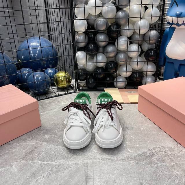 出厂 Miumiu 缪缪 24Ss 新款秋冬季 休闲鞋，美到心坎上啦！ 柔软的真皮材质，触感细腻，亲肤舒适。 独特的设计，时尚又百搭，无论是搭配牛仔裤还是裙子，