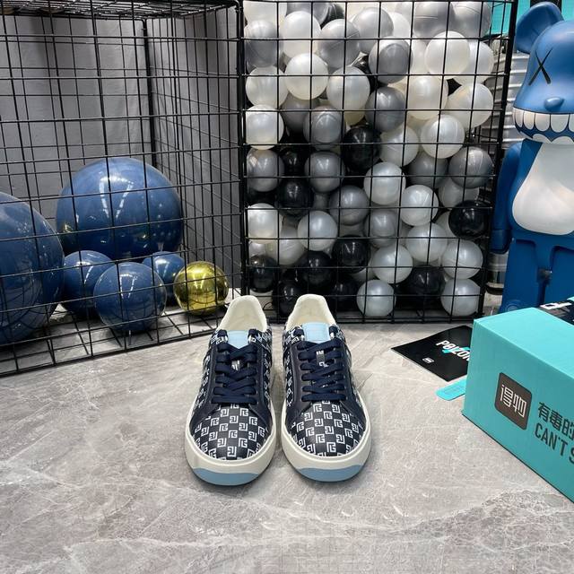 出厂价 巴尔曼balmain 新款男士运动休闲鞋，撞色拼接设计，时尚潮流，内里羊里上脚非常舒适，极致柔软细腻，搭配巴尔曼专属鸡眼五金扣，Tpu大底，流线形男鞋！