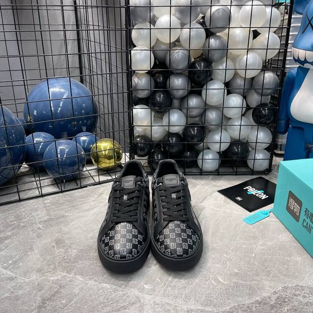 出厂价 巴尔曼balmain 新款男士运动休闲鞋，撞色拼接设计，时尚潮流，内里羊里上脚非常舒适，极致柔软细腻，搭配巴尔曼专属鸡眼五金扣，Tpu大底，流线形男鞋！