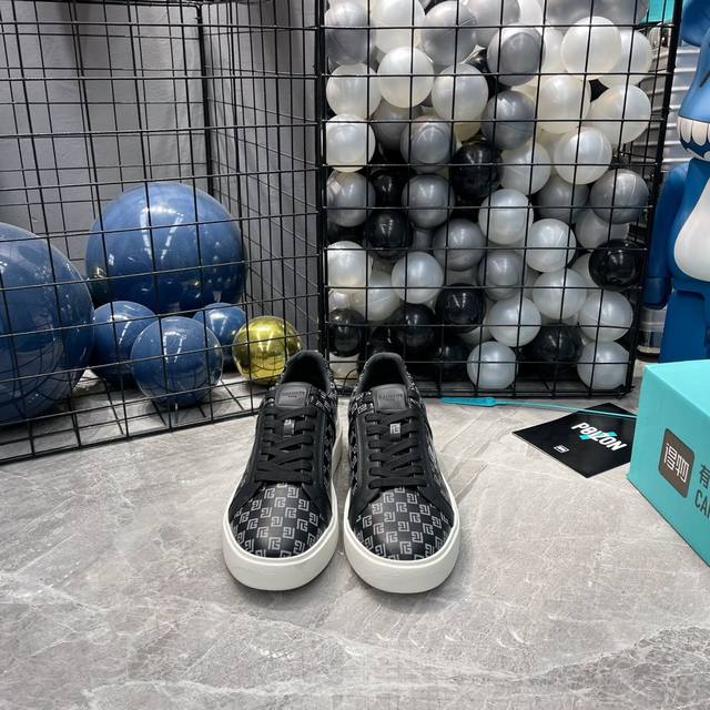 出厂价 巴尔曼balmain 新款男士运动休闲鞋，撞色拼接设计，时尚潮流，内里羊里上脚非常舒适，极致柔软细腻，搭配巴尔曼专属鸡眼五金扣，Tpu大底，流线形男鞋！