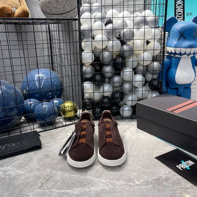出厂价p 。Zegna杰尼亚24Ss新款爆款休闲运动鞋 Triple Stitch 是一款精致的休闲鞋履，饰有标志性三重交叉松紧细节，灵感源于三重手缝线迹造型，