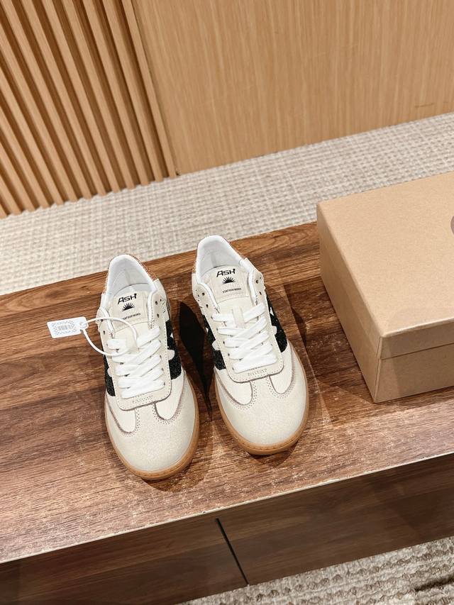 顶级品质 #艾熙复古做旧德训鞋小白鞋 真的太百搭了，上脚舒适轻盈。高弹eva的6Cm增高大底，柔软q弹的脚感，鞋头加密透气孔，透气性也很好，难怪很多明星博主都p