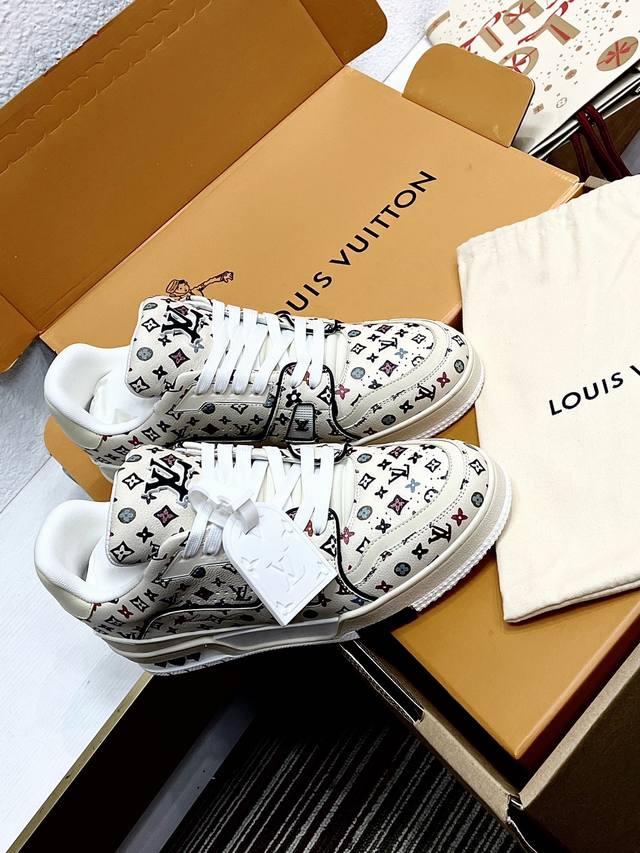 2054新款新品上市 Louis Vuitton 新款 充满未来感的运动鞋以弹力十足的拱形外底搭配醒目的大尺寸鞋舌logo与低帮构造，突显细腻的情侣风格。”所以