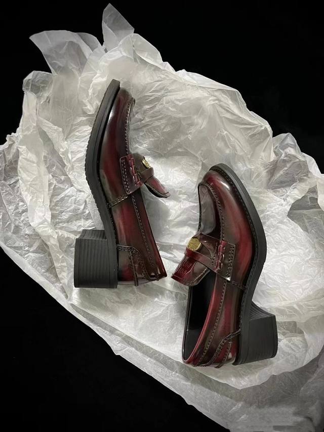 代购级别独家首发miumiu缪缪 秋冬新款英伦风系带乐福鞋miumiu秀场适当“邋遢”擦色工艺独一无二的工艺来自miu Miu系列的细节特写 Newbalanc