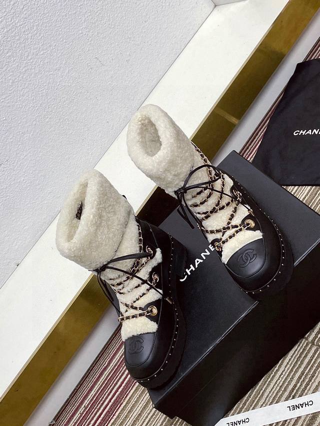 Chanel香奈儿官网同步秋冬超火爆 羊羔毛雪地靴 Sss秋冬高端定制，各大明星网红走秀款百年经典！独家巨献！重磅来袭！！！意大利专业调楦师调楦。 香奈儿独家新
