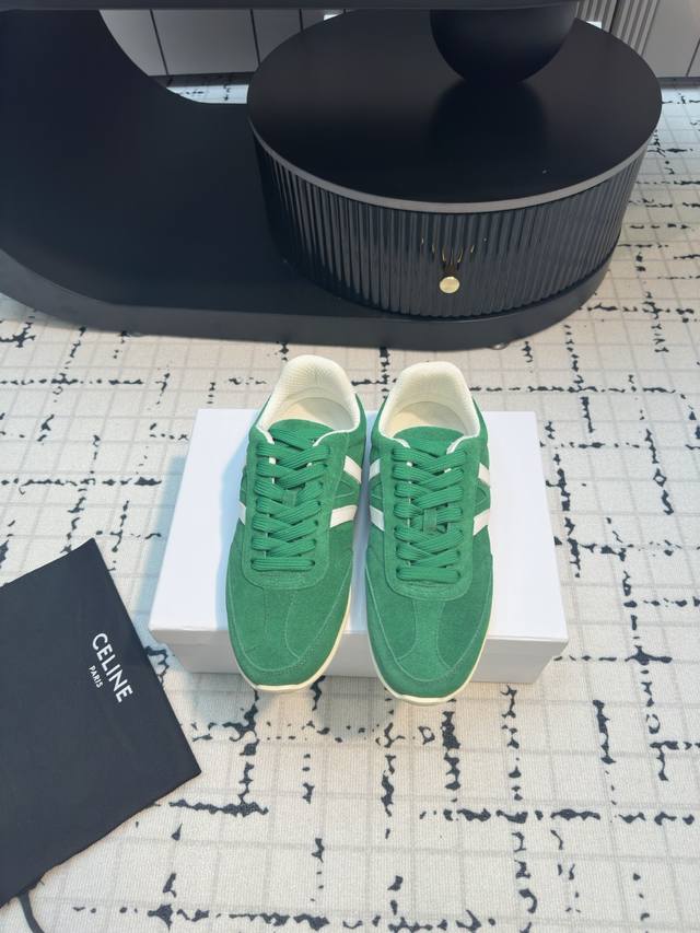 Celine 思琳新款休闲鞋德训运动鞋 小白鞋 充满街头感的一双鞋子，最新大c设计非常赞 这款鞋有它自己独特的设计 皮革鞋面非常好打理，独出心裁，别具一格，侧面