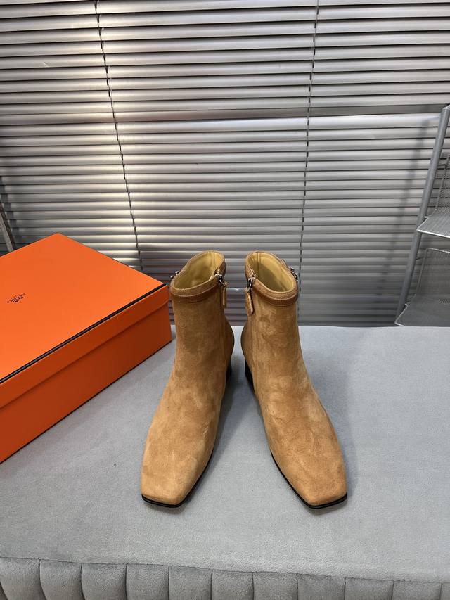 Hermes 爱马仕经典走秀款短靴 面料：进口羊皮 羊京鞋面 内里：进口绵羊皮 大底：意大利真皮大底 跟高：5Cm Size：35-41 40 41定制