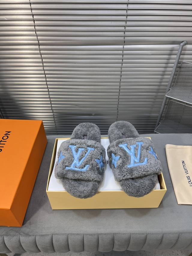 Lv 新款毛拖 羊毛懒人拖鞋 懒人必备穿了会上瘾的拖鞋 巨软巨舒服 让你摆脱一切的束缚感 垫脚脚床很贴合脚底 穿着非常舒服 是肉眼可见的舒适感 暴走一天无压力