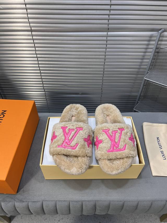 Lv 新款毛拖 羊毛懒人拖鞋 懒人必备穿了会上瘾的拖鞋 巨软巨舒服 让你摆脱一切的束缚感 垫脚脚床很贴合脚底 穿着非常舒服 是肉眼可见的舒适感 暴走一天无压力