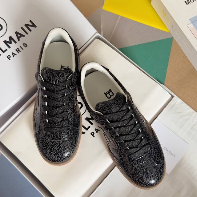 顶级版本：情侣款 Balmain巴尔曼swan系列 情侣款 德训鞋 休闲 运动鞋 原版购入开发 做货 鞋款鞋采用创新缝线工艺制作，打造如水般的流 动质感。皮革设