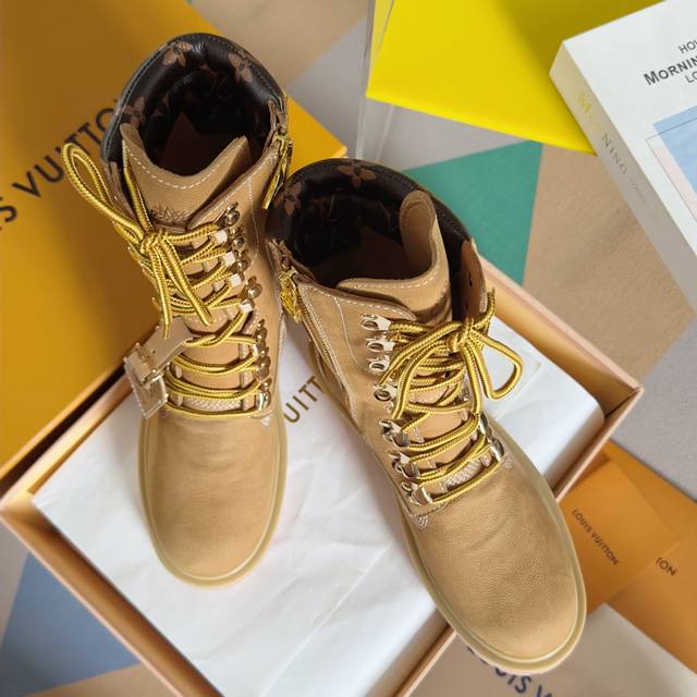 顶级版本：女款 Lv X Timberland 添柏岚 联名款 老花 大黄靴 及踝靴 短靴 Lv X Timberland 及踝靴取材 Monogram 压纹防