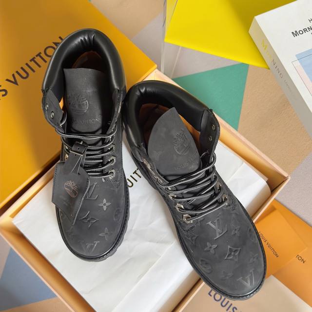 顶级版本：情侣款 Lv X Timberland 添柏岚 联名款 老花 大黄靴 及踝靴 短靴 Lv X Timberland 及踝靴取材 Monogram 压纹