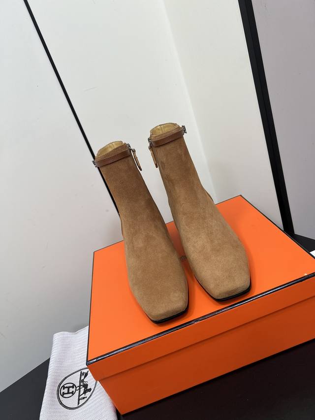Hermes H家新款爱马仕方头头高跟踝靴机车短靴 鞋面进口进口头层纳帕牛皮，内里牛皮，垫脚混种羊皮，意大利真皮大底 跟高：约4.5厘米 筒高：约16厘米 Si