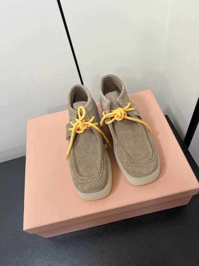 Miumiu新款系带厚底鞋 一秒入秋冬 增高的同时鞋底又不重 强烈推荐上脚 Logo点缀增加细节感 上脚真的巨好看 鞋面牛反绒 内里垫脚牛皮 原版开模大底 尺码