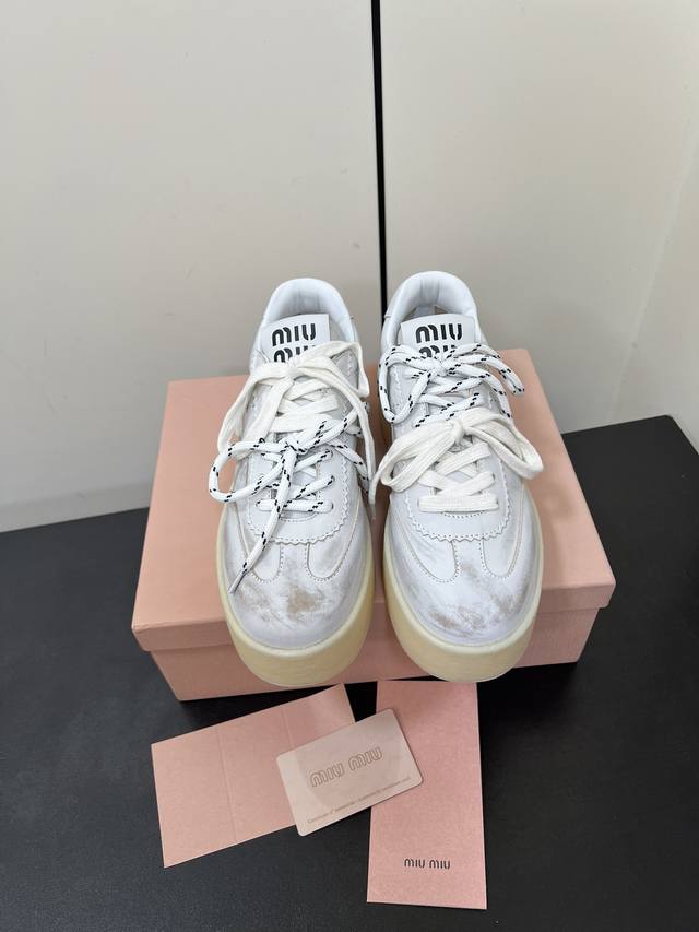 Miumiu Fw24 New Arrival～ Miu家经典厚底鞋24秋冬新品 简约大方，增高效果满分超显腿瘦哦！ 小牛皮材质 擦色工艺 原版tpu抽真空厚底