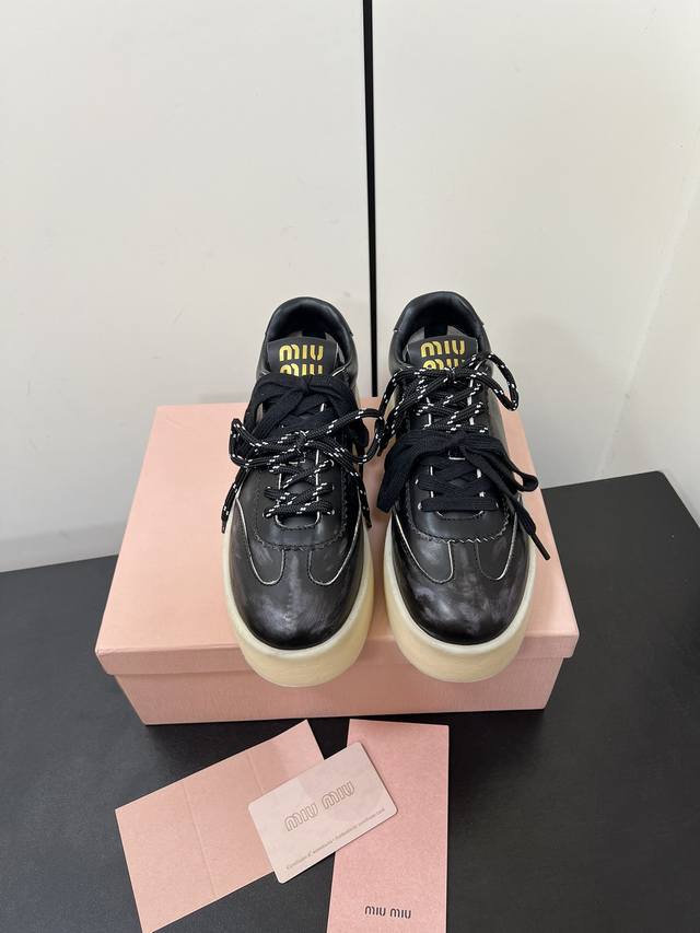 Miumiu Fw24 New Arrival～ Miu家经典厚底鞋24秋冬新品 简约大方，增高效果满分超显腿瘦哦！ 小牛皮材质 擦色工艺 原版tpu抽真空厚底