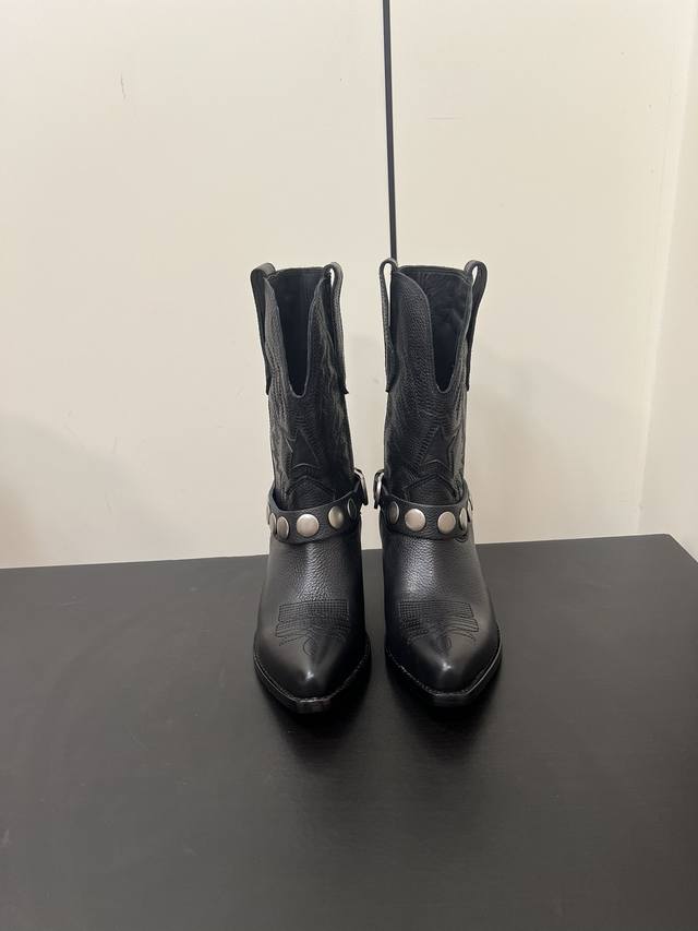 Ggdb ｜秋冬新品西部靴 Cowboy Boots牛仔靴 设计感满分 是尖头坡跟、筒高通常在小腿一半位置的皮靴 本季秋冬流行起复古西部风潮 进口小牛皮电秀星星