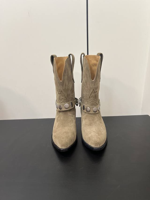 Ggdb ｜秋冬新品西部靴 Cowboy Boots牛仔靴 设计感满分 是尖头坡跟、筒高通常在小腿一半位置的皮靴 本季秋冬流行起复古西部风潮 进口小牛皮电秀星星
