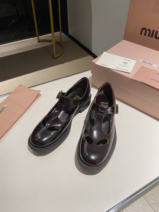 出厂价 Miumiu 夏季孟克皮鞋，英伦复古、巴洛克雕花元素 又美又飒！酷炸街！惊为天人！ 鞋面虽是邦邦硬挺，但穿起却很舒适.牛皮面牛皮里 原版模具橡胶大底 3