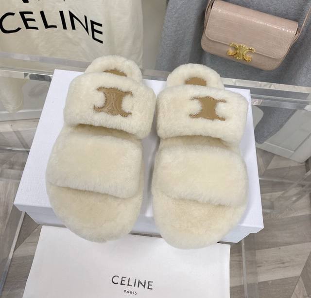 Celine赛琳 冬季新款羊毛拖鞋这一季的思琳又让我重新爱了它一次！这季节美鞋太多这款毛拖真的是让我无法自拔真太可爱了～ 毛茸茸的羊毛是选用欧洲进口a级羊毛 我