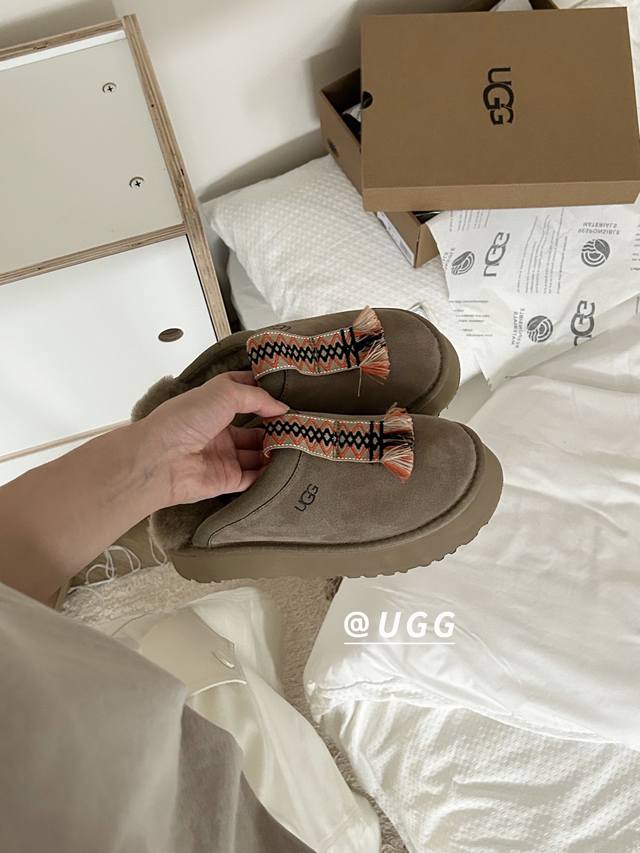 Ugg｜ 专柜最新 塔茨尔厚底拖鞋 4个颜色，官网同步4层大底 鞋底厚底：约 4Cm 鞋面设计，鞋面采用优质翻毛皮，亲肤舒适。 鞋内里材质，采用隆丰羊皮毛一体。