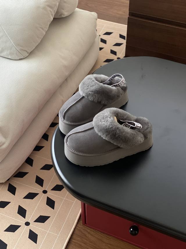 正码 Ugg｜ 专柜最新 5 公分，后绑带厚底星拖 Eva松糕鞋底 此图、鞋底厚度：5公分 鞋面内里羊皮毛一体、鞋垫为真羊毛材质 有松紧带很跟脚哦 厚底的设计也