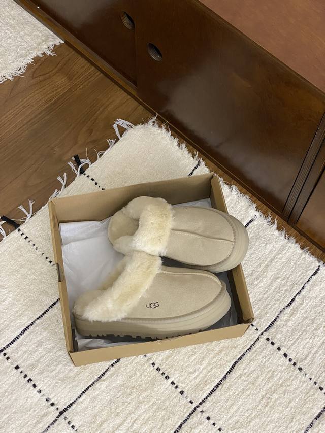 正码 Ugg｜ 专柜最新 厚底星拖 鞋底厚底：约 3Cm 鞋面设计，鞋面采用优质翻毛皮，亲肤舒适。 鞋内里材质，采用隆丰羊皮毛一体。蓬松柔软，双重御寒升级。 鞋