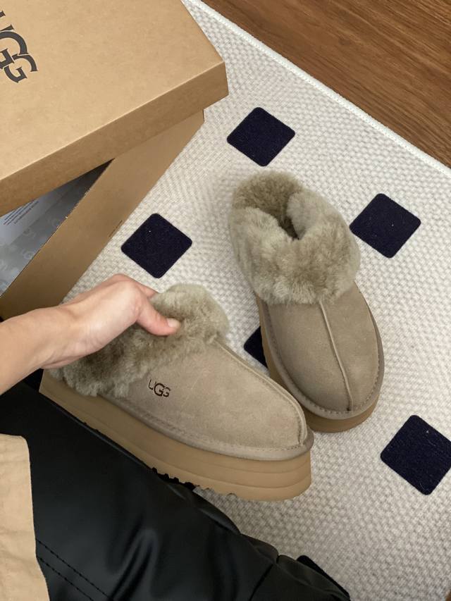 正码 Ugg｜ 专柜最新 厚底星拖 鞋底厚底：约 3Cm 鞋面设计，鞋面采用优质翻毛皮，亲肤舒适。 鞋内里材质，采用隆丰羊皮毛一体。蓬松柔软，双重御寒升级。 鞋