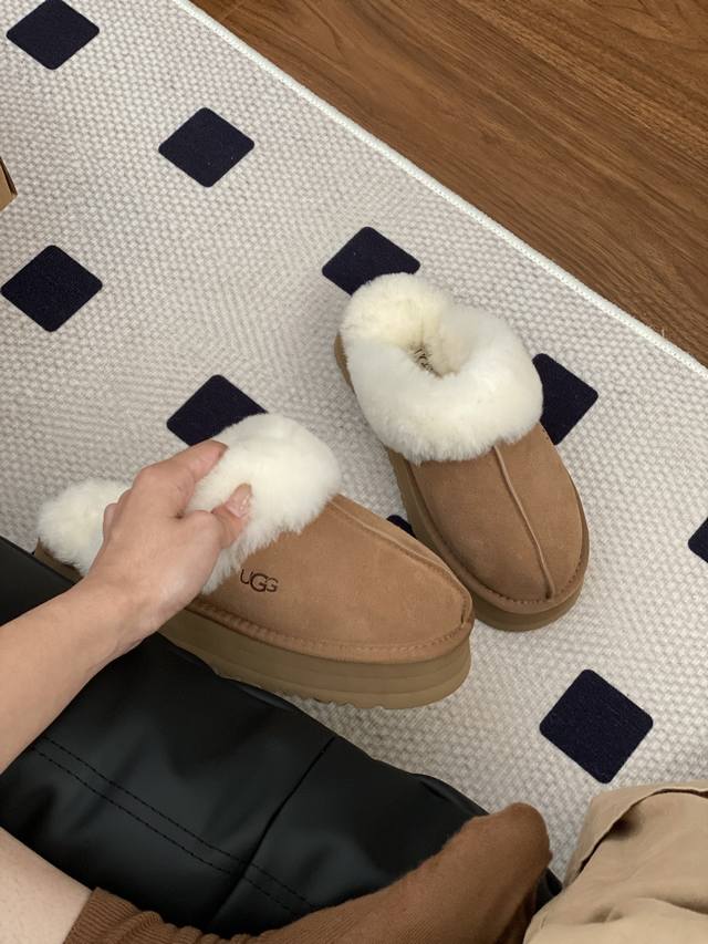 正码 Ugg｜ 专柜最新 厚底星拖 鞋底厚底：约 3Cm 鞋面设计，鞋面采用优质翻毛皮，亲肤舒适。 鞋内里材质，采用隆丰羊皮毛一体。蓬松柔软，双重御寒升级。 鞋