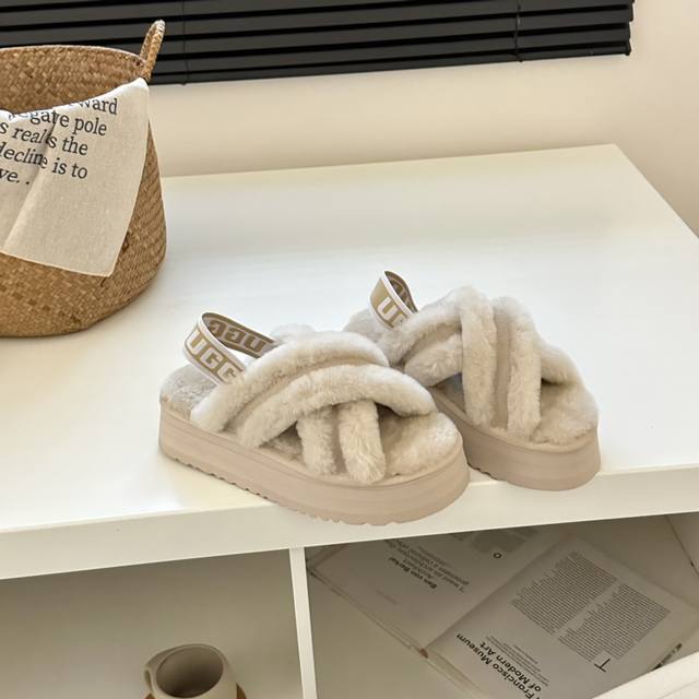 正码 Ugg｜ 最新 厚底交叉拖鞋 鞋底厚底：官网同步 约 4.45公分 鞋面设计，严选隆丰羊皮毛一体鞋面，质感细腻。茸软细腻，贴心之选。 蓬松细软，舒适亲肤，