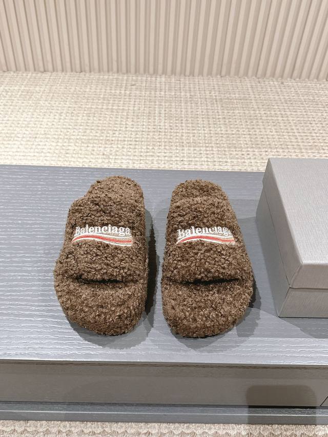 出厂 ， 巴黎世家秋冬潮品 羊羔毛毛拖 ！ Balenciaga Political Campaign 徽标刺绣！ 欧美名媛 明星 网红girl 大爱款 精致鞋