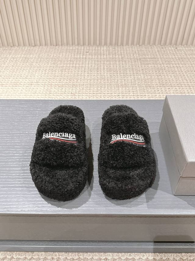 出厂 ， 巴黎世家秋冬潮品 羊羔毛毛拖 ！ Balenciaga Political Campaign 徽标刺绣！ 欧美名媛 明星 网红girl 大爱款 精致鞋