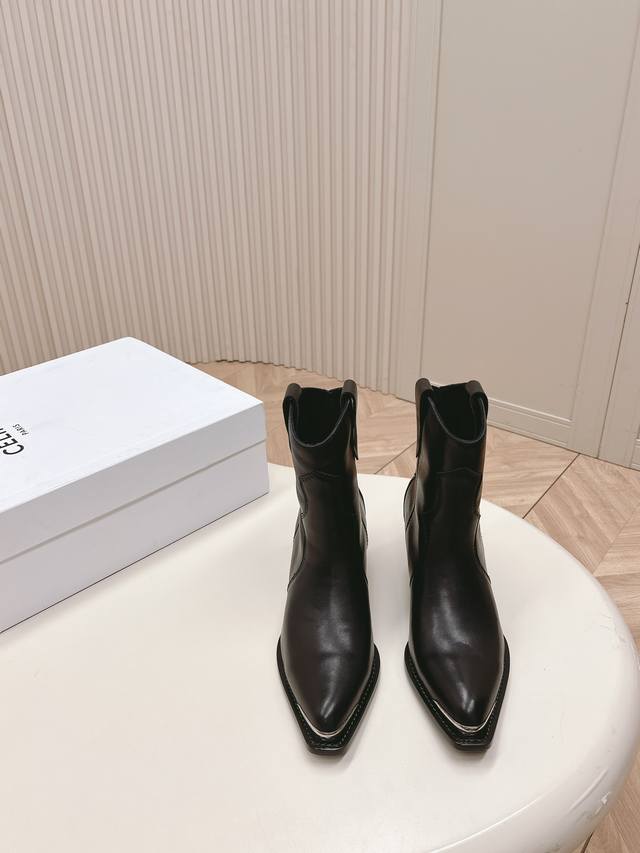 皮面 牛猄面 ，Celine专柜最新时装靴、走秀款时尚博主同款 早秋力推单品！复古欧美风格 炸街必备单品 凯旋门logo点缀 非常高端有气质 四季可穿的短靴 鞋