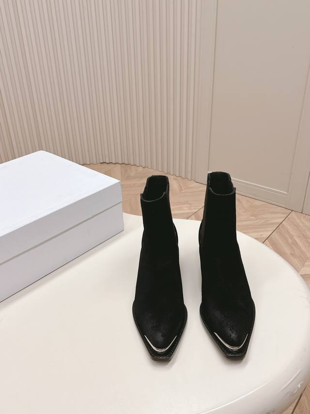 皮面 牛猄面 ，Celine专柜最新时装靴、走秀款时尚博主同款 早秋力推单品！复古欧美风格 炸街必备单品 凯旋门logo点缀 非常高端有气质 四季可穿的短靴 鞋