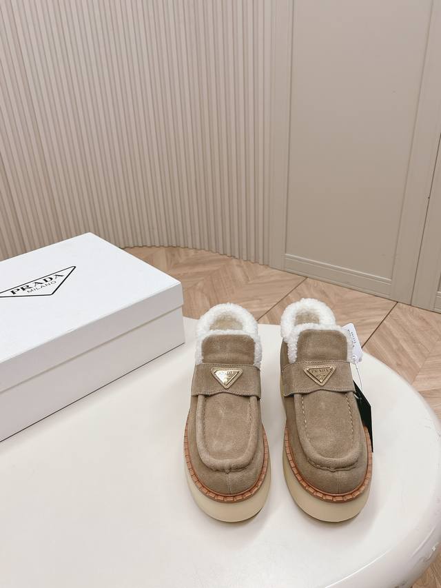 市面最高版本 Prada 普拉达24秋冬新款△三角标羊毛高帮鞋，厚底靴 雪地靴 双色擦色牛绒真羊羔毛 真皮沿条 双色tpu大底 材质细节可对比原版，市面普通版本
