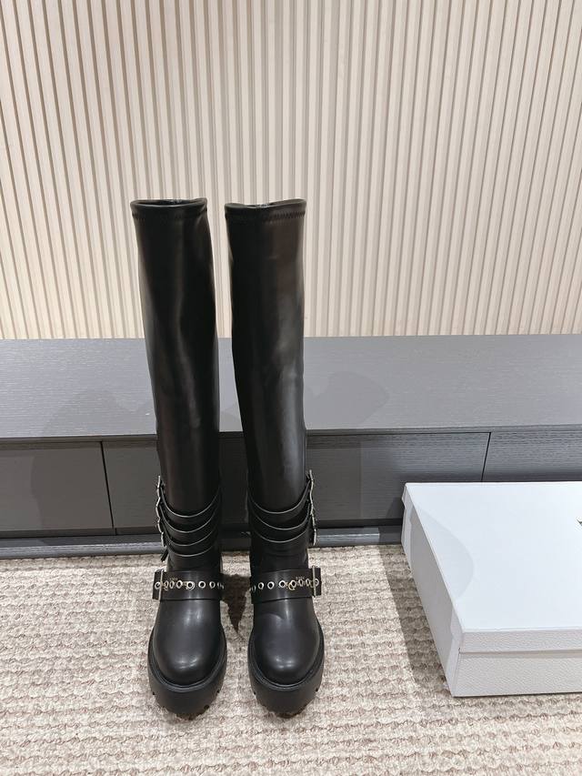 出厂 ，迪奥dior 秋冬新款靴子 采用别具一格的设计元素打造醒目的外观。采用黑色牛皮革打造，可轻松穿脱。从 Dior Book Tote 手袋汲取灵感，顶部饰