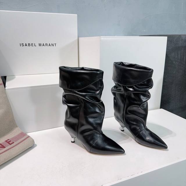 高品质出厂 ！顶级品质isabel Marant 伊莎贝尔24Ss秋冬新款松垮皱面矮跟尖头牛反绒短靴！ 满满家族风格的一款经典女款中短靴标准的欧美风格代表 一个