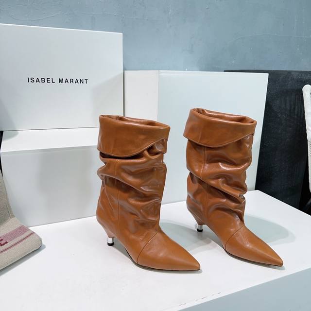 高品质出厂 ！顶级品质isabel Marant 伊莎贝尔24Ss秋冬新款松垮皱面矮跟尖头牛反绒短靴！ 满满家族风格的一款经典女款中短靴标准的欧美风格代表 一个