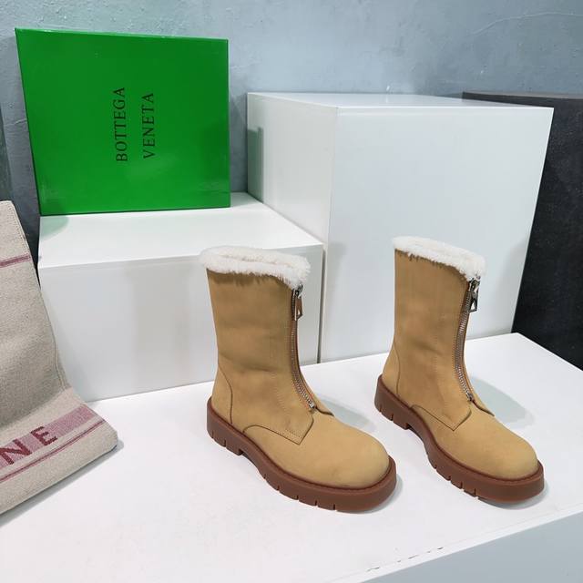 高品质出厂 ！顶级品质bottega Veneta 24Ss秋冬新品前拉链短靴踢不烂大黄蜂羊毛短靴雪地靴！ 墙裂推荐 保真羊毛保暖厚底马丁靴 真的满满的酷酷风