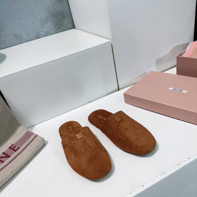 高品质出厂 ！Miumiu Ss秋冬平底包头半拖居家懒人鞋！复古方头穆勒单鞋拖鞋半拖！ 巴黎时装周最新走秀款 舒适度与时髦度并存的开挂全新系列 复古设计搭配不同