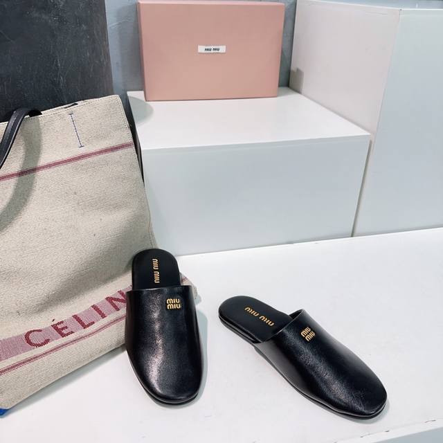 高品质出厂 ！Miumiu Ss秋冬平底包头半拖居家懒人鞋！复古方头穆勒单鞋拖鞋半拖！ 巴黎时装周最新走秀款 舒适度与时髦度并存的开挂全新系列 复古设计搭配不同