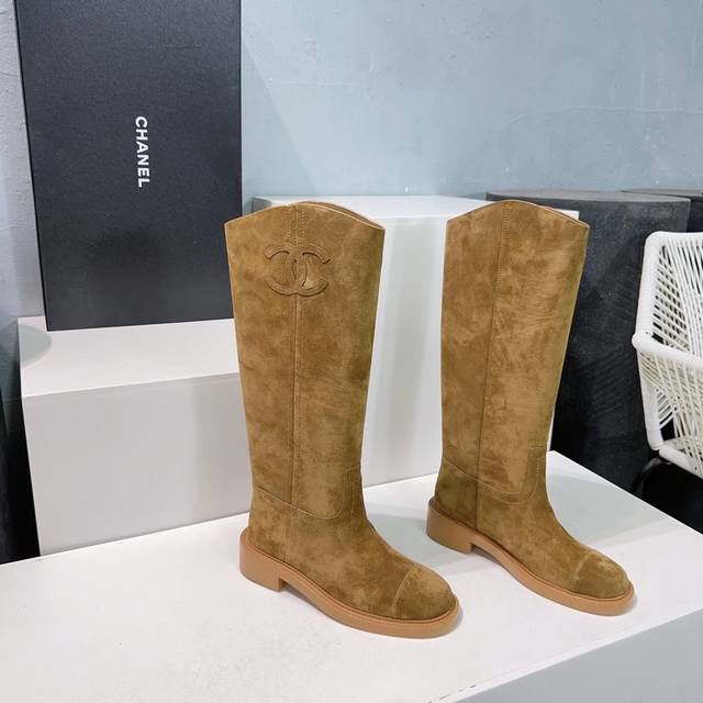高品质出厂高靴羊京 ！顶级品质chanel香奈儿24Ss秋冬秀场主推新款c家小香一脚蹬骑士靴短靴长靴！ 这款骑士靴真的是帅气时尚的代表，靴筒口双c电绣logo